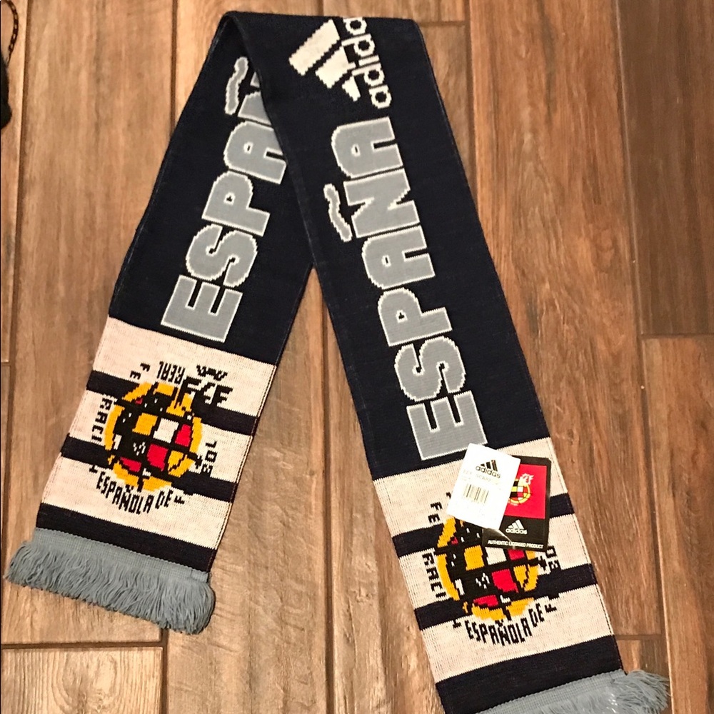 ⚽️ NWT adidas brand Spain's soccer scarf